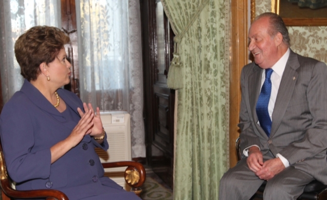 Don Juan Carlos durante el encuentro mantenido antes del almuerzo con la Presidenta de Brasil, Dilma Rousseff